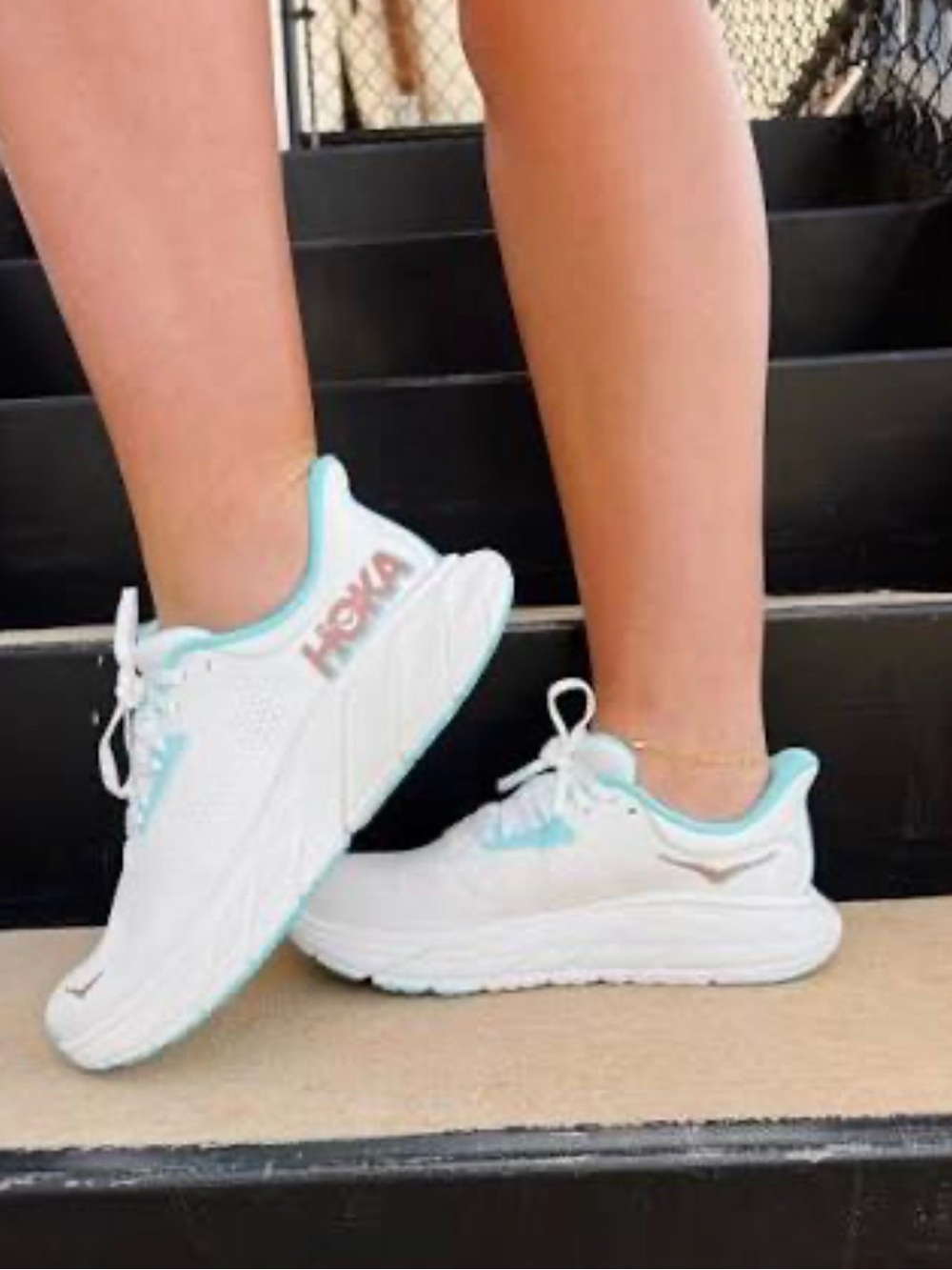 Hoka Arahi 7 Women's 9.5 White Sneakers with Aqua Trim (Frost/Rose Gold)